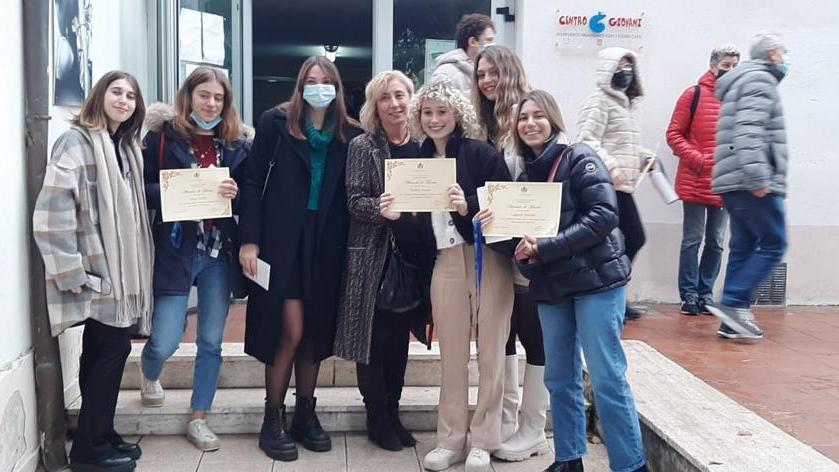 Alcune delle ragazze centiste della 5ª liceo linguistico del Carducci dello scorso anno