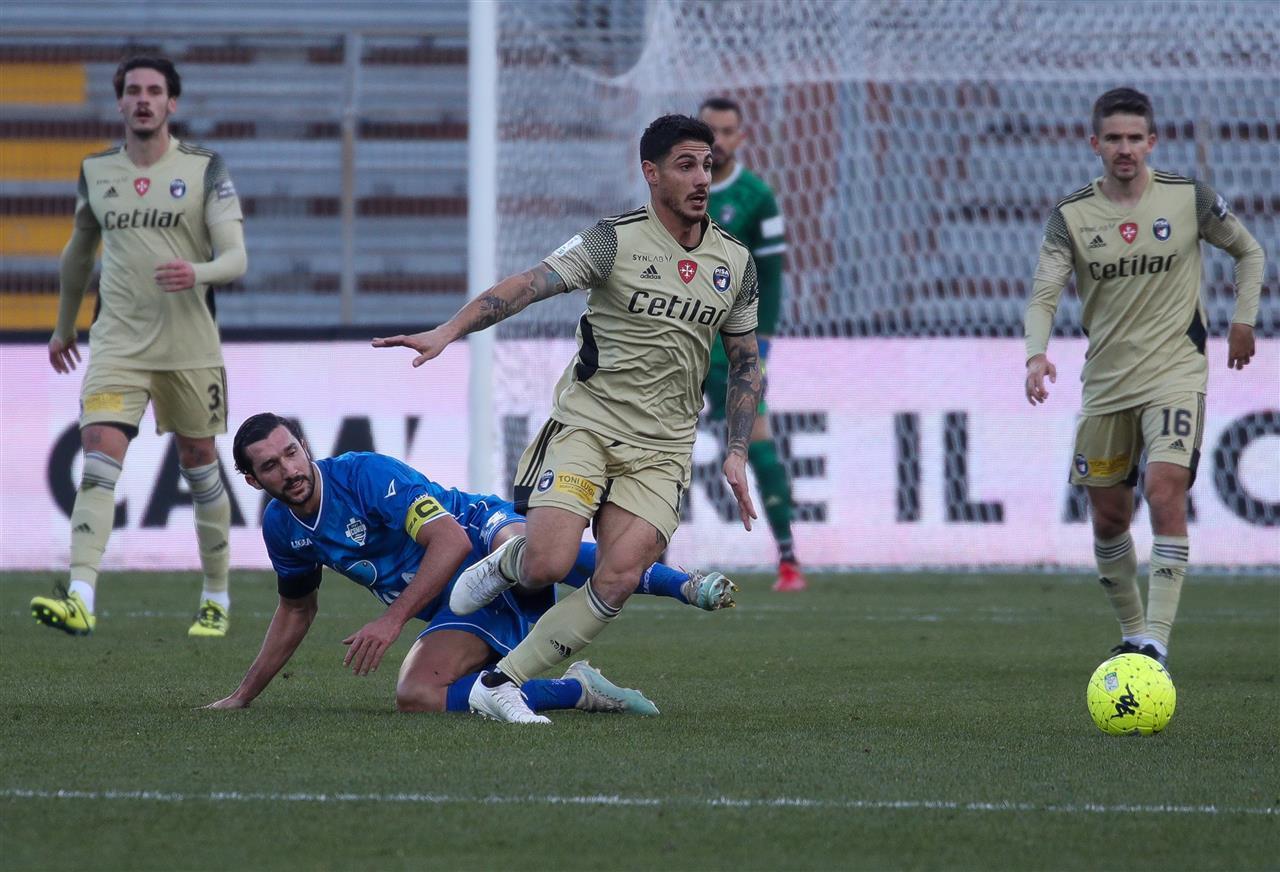 Un'azione dei nerazzurri a Como (foto agenzia Massimo Sestini)