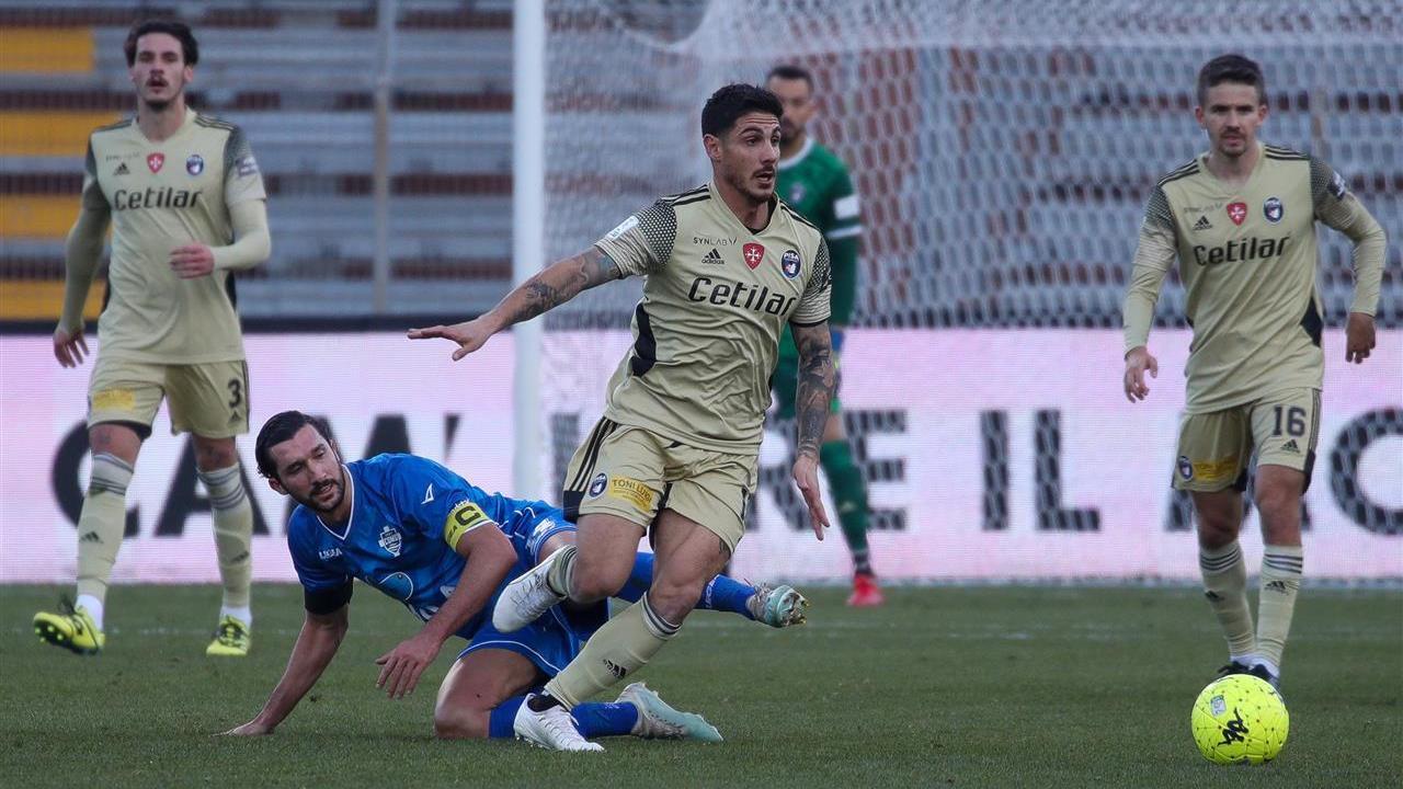 Un'azione dei nerazzurri a Como (foto agenzia Massimo Sestini)