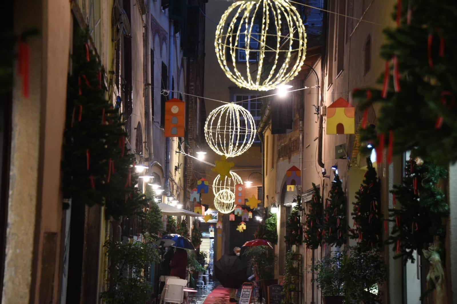 Una strada del centro di Lucca con gli addobbi natalizi (Foto Sernacchioli)