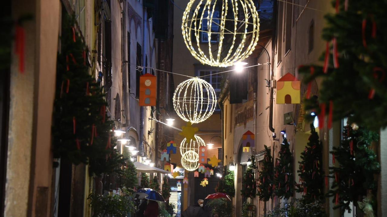 Una strada del centro di Lucca con gli addobbi natalizi (Foto Sernacchioli)