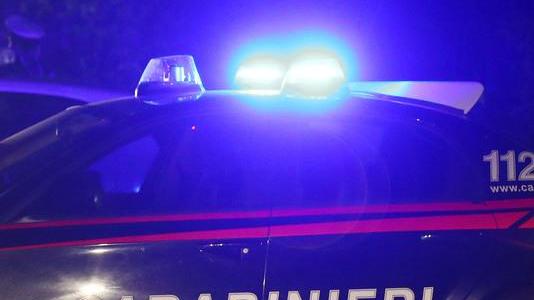 Aggredisce un carabiniere e gli dà un pugno in faccia