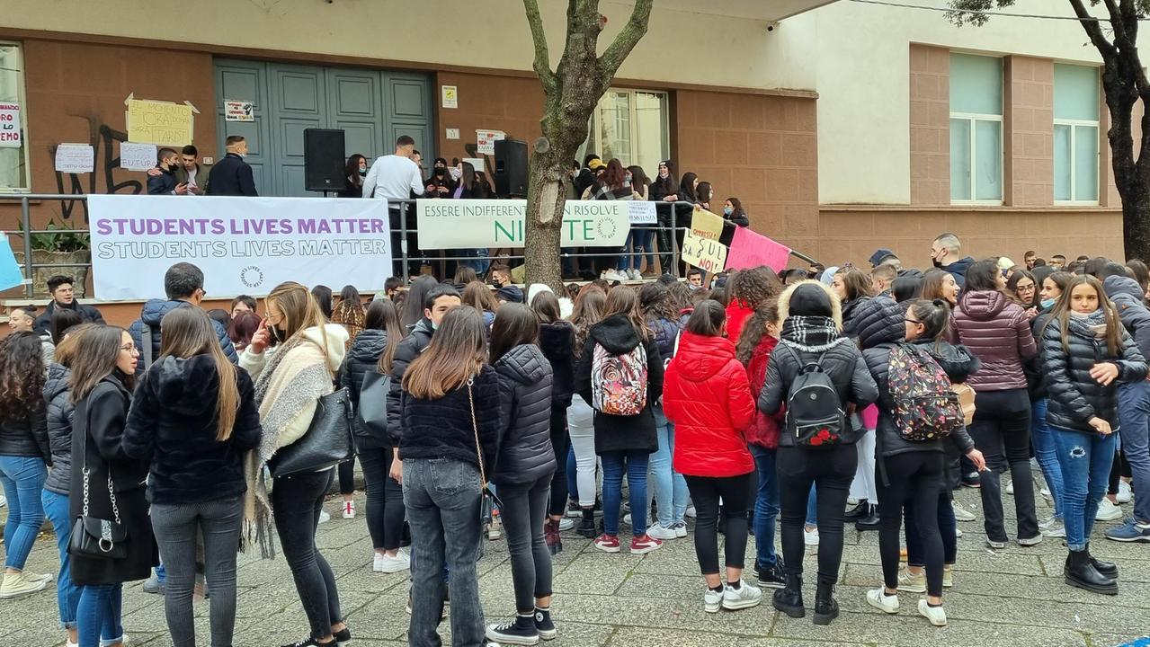 La protesta dei liceali di Nuoro, parla la preside: «Soltanto il dialogo salverà la scuola» 