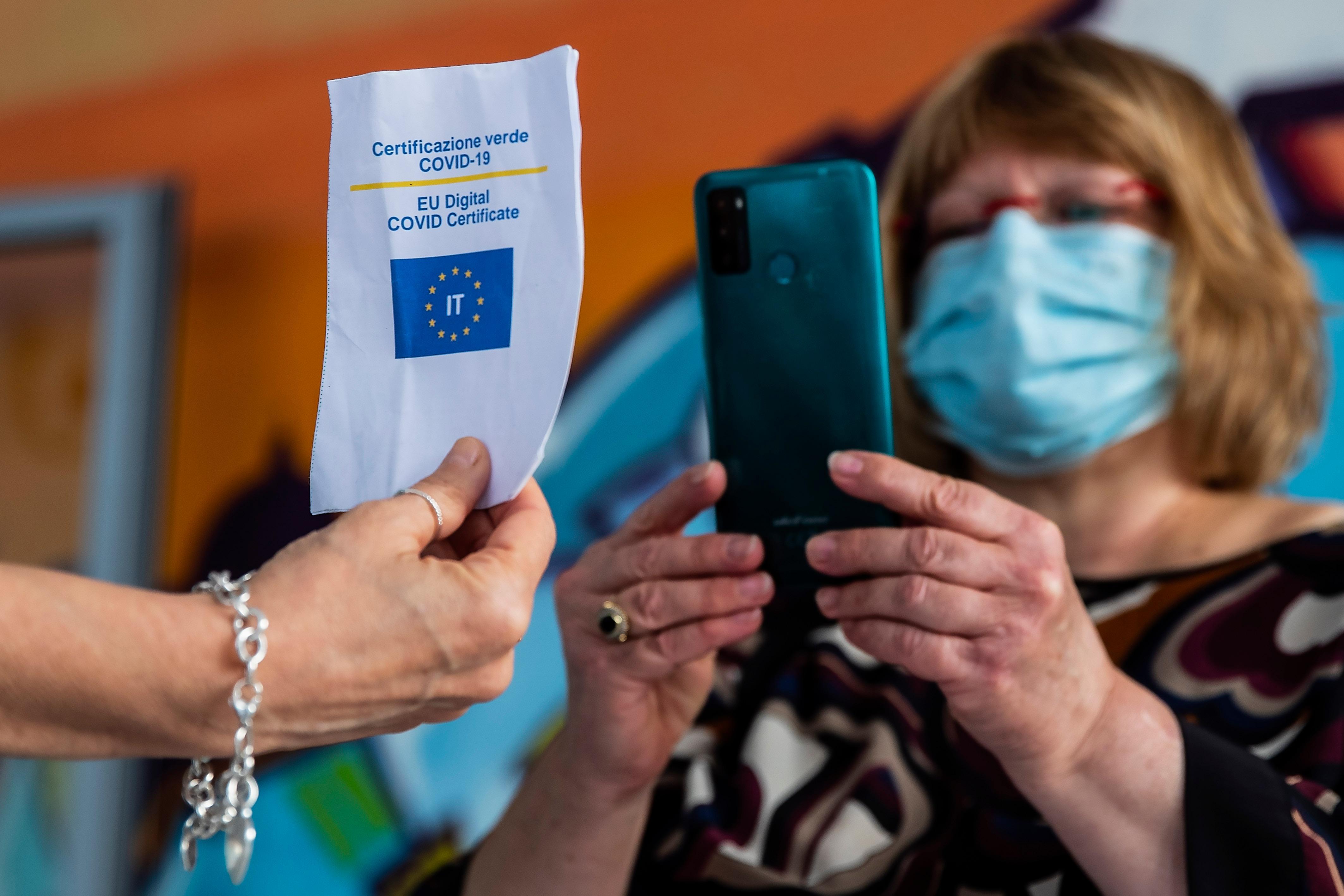 Oggi Super green pass: oltre mille controlli e un market no-vax 