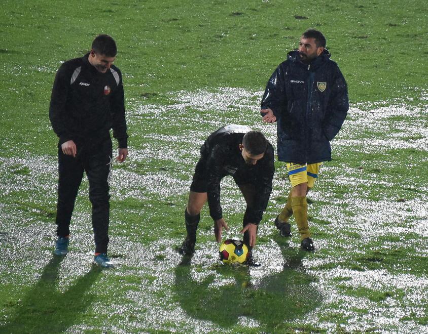 Tra Carrarese e Lucchese vince la pioggia Campo off limits, il derby viene sospeso 