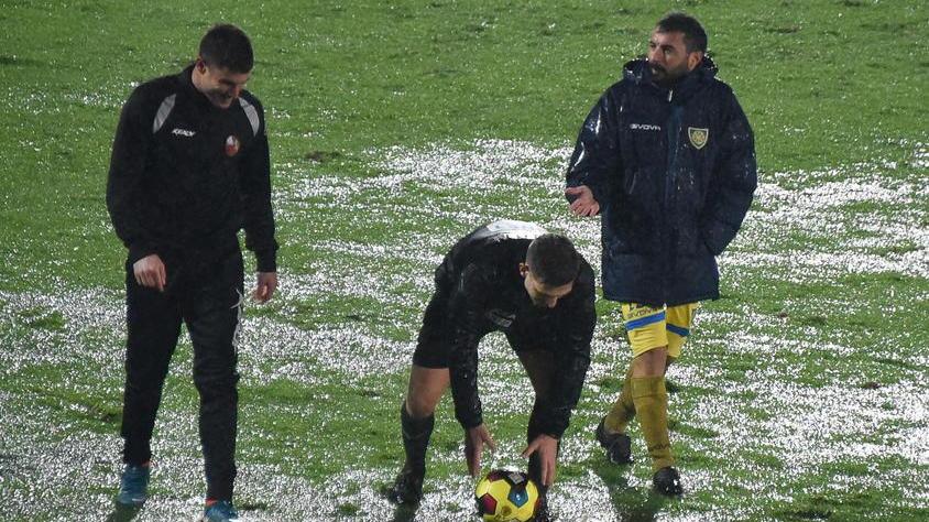 Tra Carrarese e Lucchese vince la pioggia Campo off limits, il derby viene sospeso
