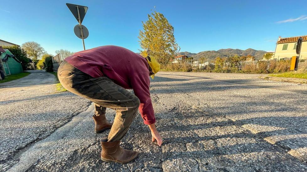 Asfalto nuovo sulla rotonda del Bardiani 