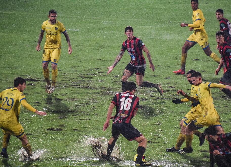 Lucchese, vince la pioggia e il derby dura solo un tempo 