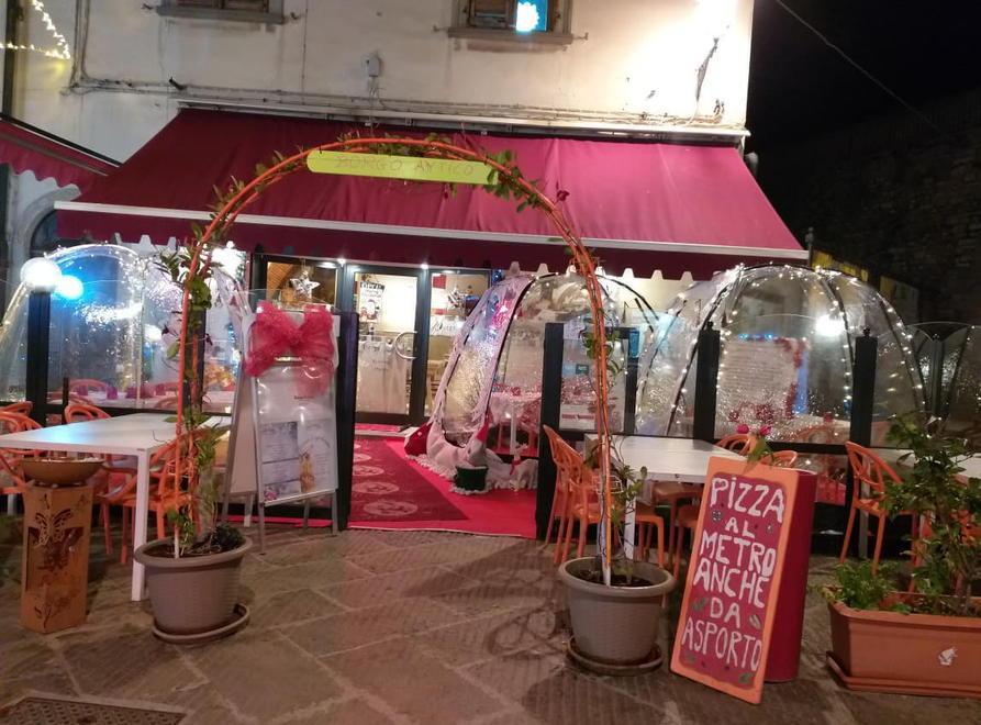 Cupole igloo tra le renne al ristorante “Borgo antico” Così si mangia al calduccio 