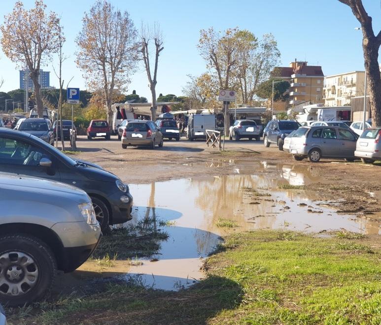 Il parcheggio del parco Centrale si allaga «Niente sosta senza gli stivali di gomma» 