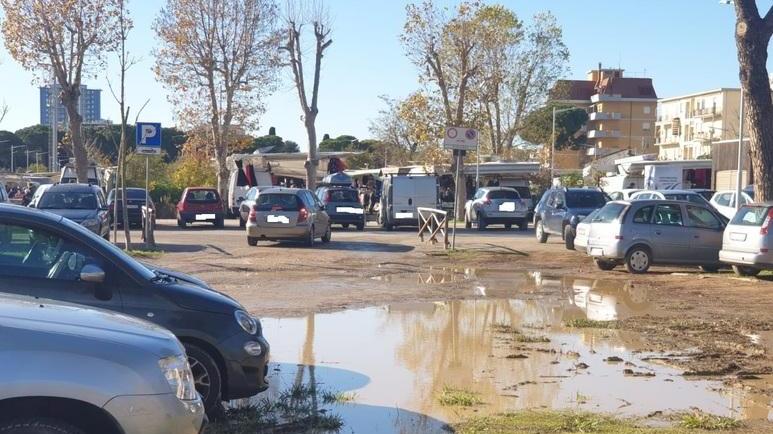 Il parcheggio del parco Centrale si allaga «Niente sosta senza gli stivali di gomma»
