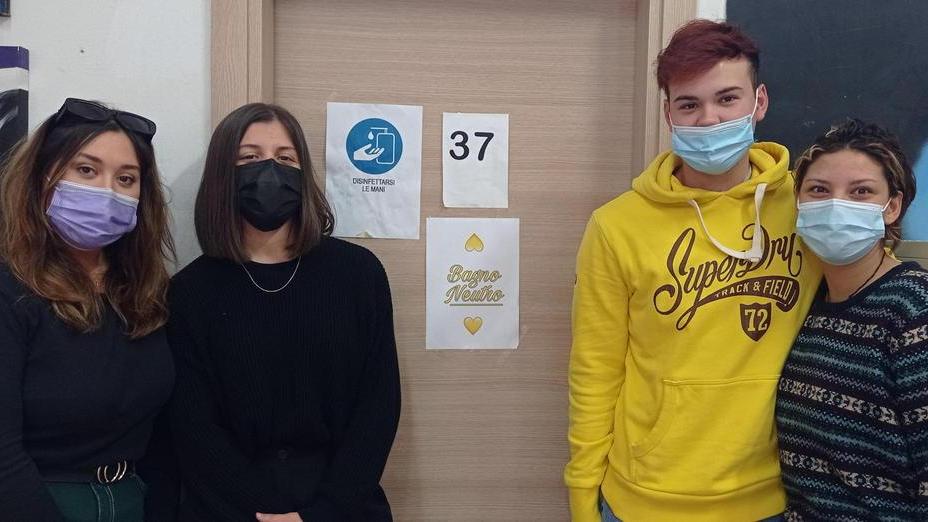Al liceo c’è il terzo bagno, “neutro” Né per uomo né per donna: per tutti