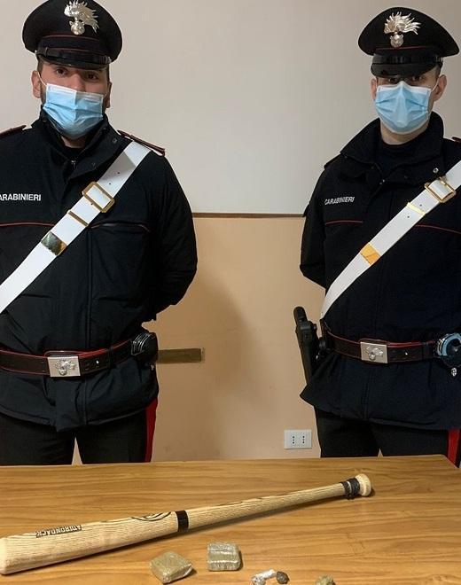 In giro con la droga e una mazza da baseball Tre giovani denunciati