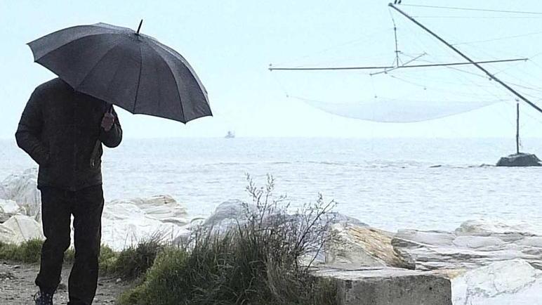 Trovato il cadavere di una donna tra gli scogli