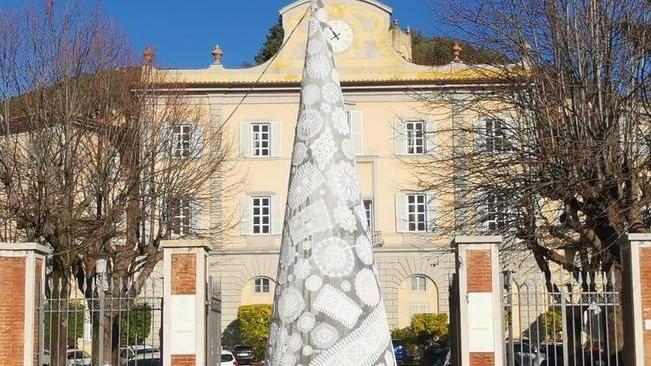 Un albero con i centrini donati dalle sangiulianesi
