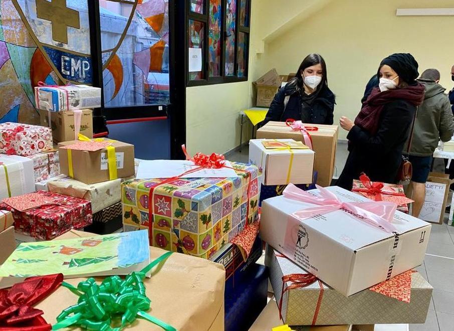 Un regalo sotto l’albero per famiglie in difficoltà 