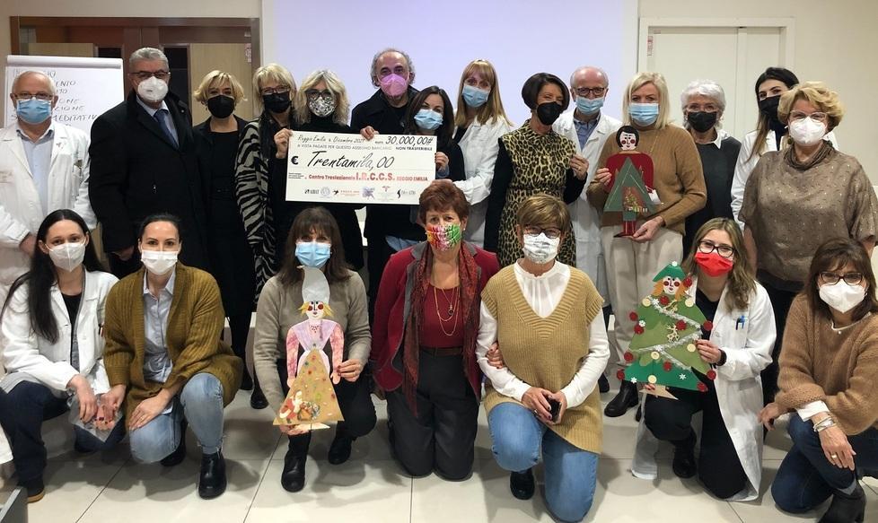 Assegno per la ricerca da trentamila euro dal cuore delle bambole 