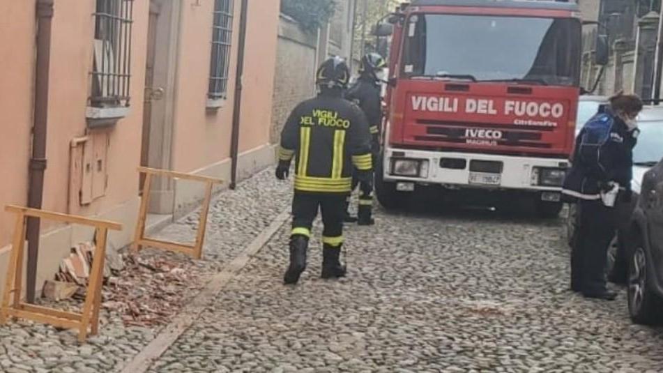 Cade un cornicione in via Galletti Transennata l’area