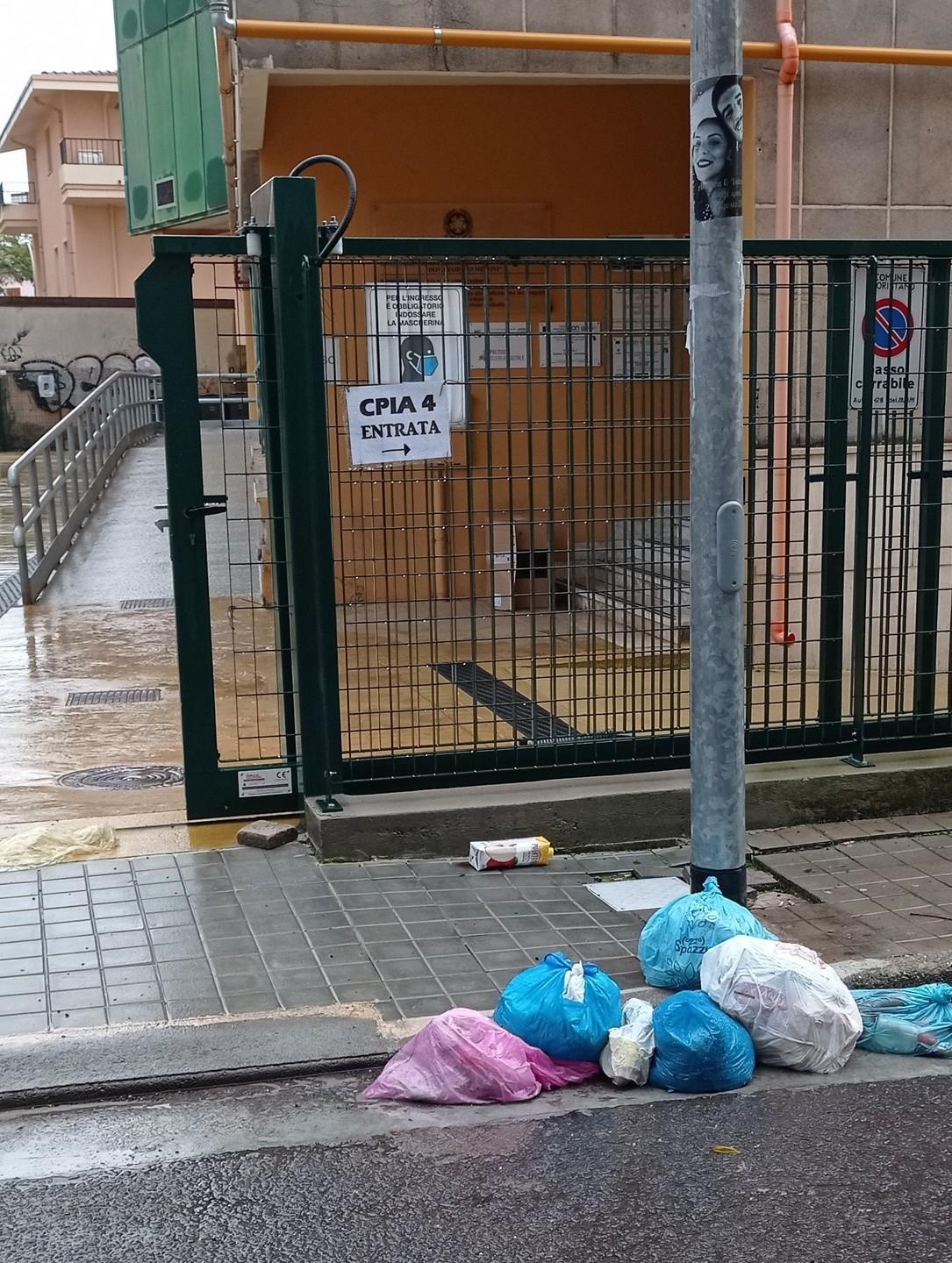 Rifiuti davanti all’ingresso della scuola 