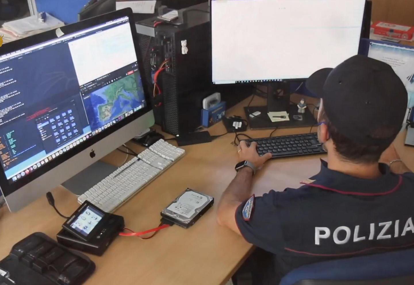 Olbia, aveva migliaia di foto di bimbe e giovani nudi: arrestato