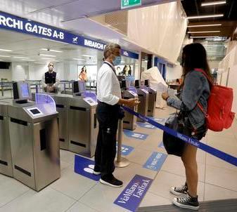 Viaggi dalla “zona Omicron” dubbi sul sistema dei controlli 