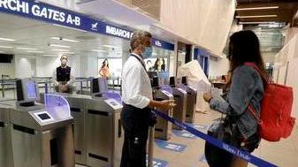 Viaggi dalla “zona Omicron” dubbi sul sistema dei controlli