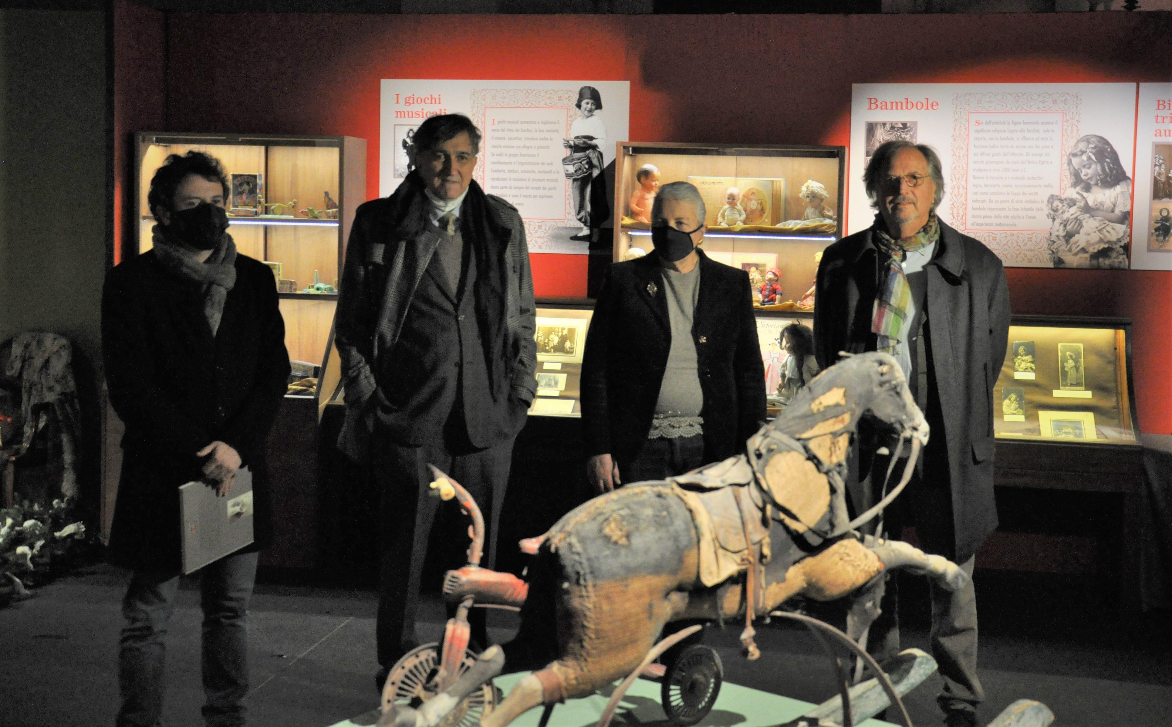 Foto e giocattoli antichi, a Palazzo Ducale ricordi del tempo che fu 