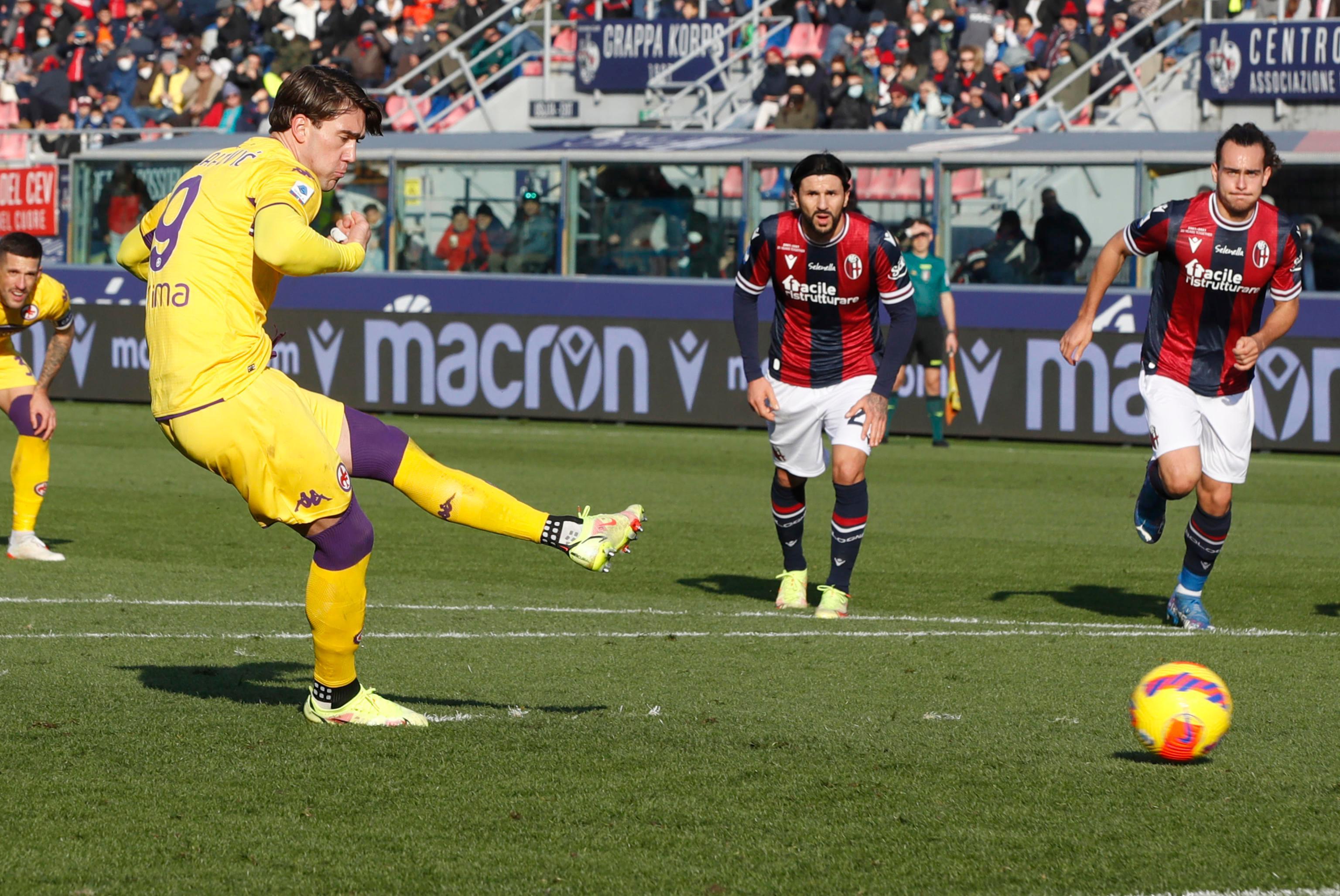 Vlahovic realizza il rigore del momentaneo 3-1: è il tredicesimo centro dell’attaccante viola
