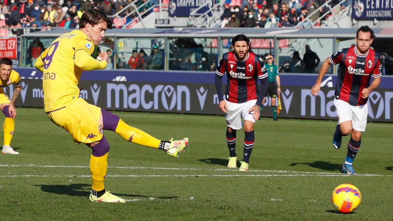 Vlahovic realizza il rigore del momentaneo 3-1: è il tredicesimo centro dell’attaccante viola
