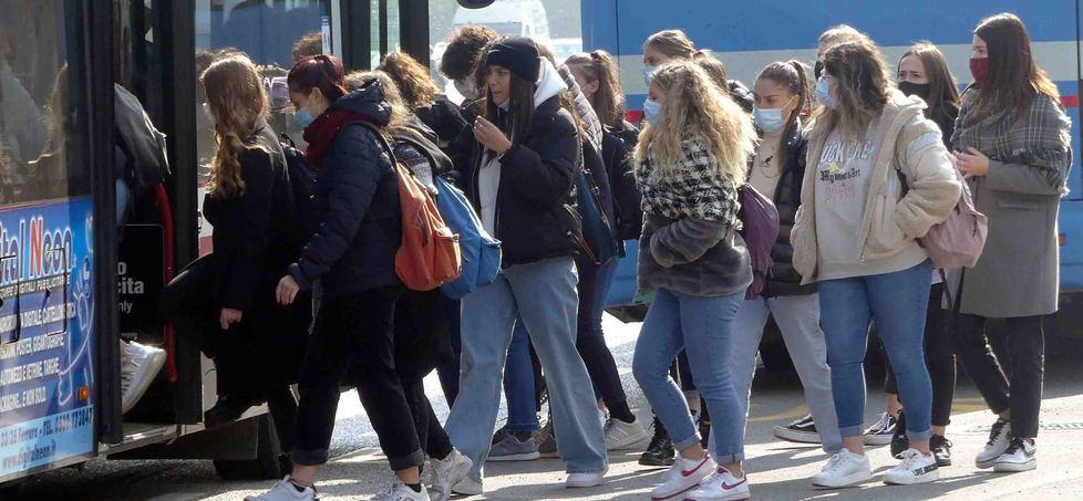 Controlli Super Green Pass alle fermate di bus e treni 