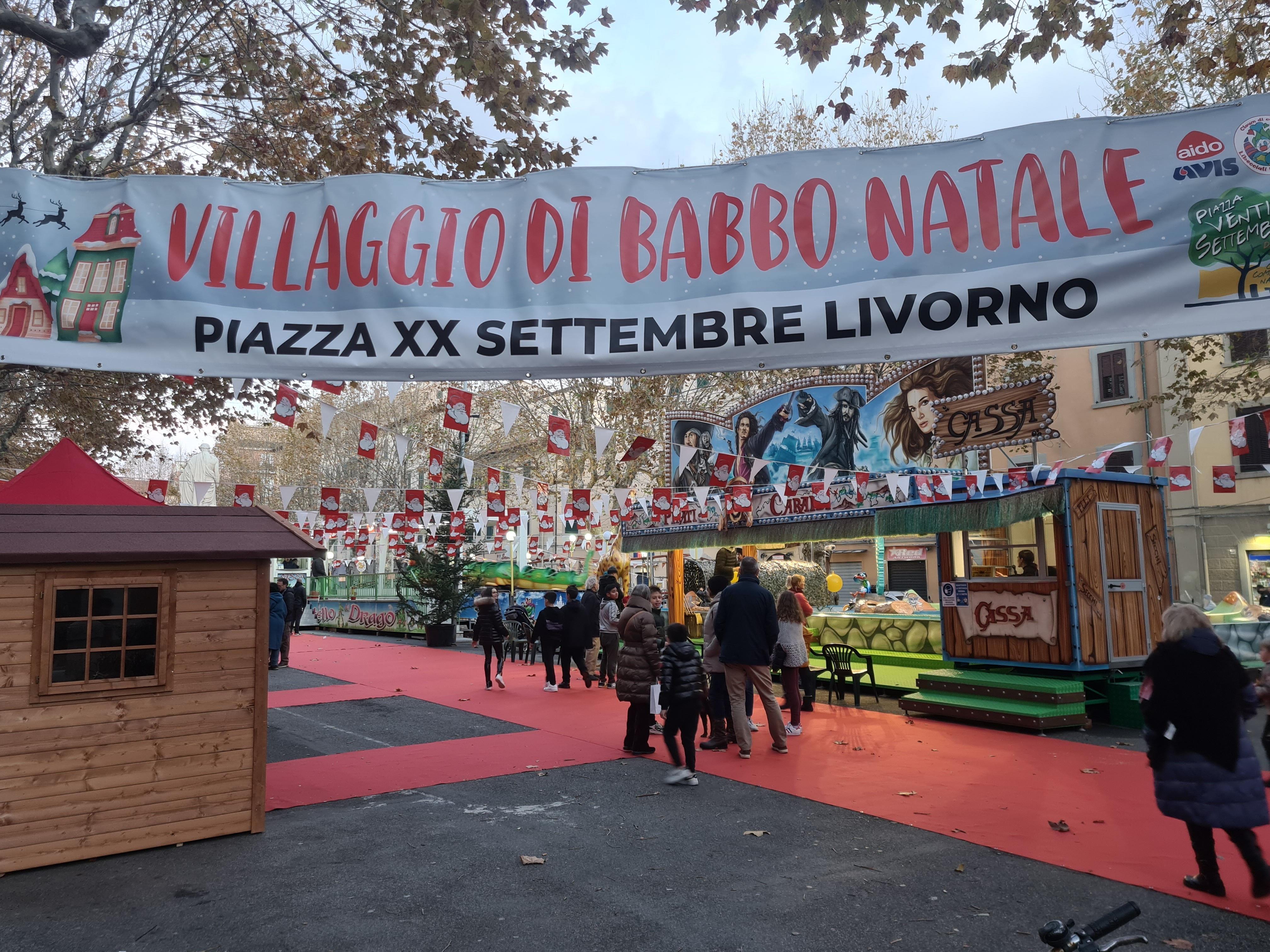 Piazza XX, aperto il Villaggio, colori, addobbi e spettacoli 