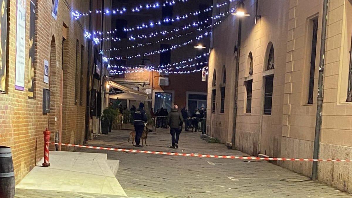 Le ricerche degli aggressori da parte della municipale in centro sabato sera