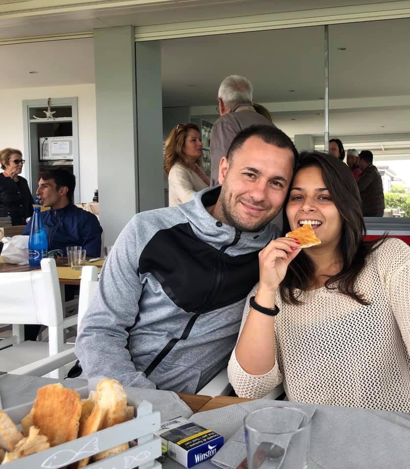 Si laurea e porta i fiori ricevuti sulle tombe di giovani e bimbi viareggini: «Un sorriso a chi non c'è più»