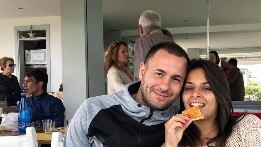 Si laurea e porta i fiori ricevuti sulle tombe di giovani e bimbi viareggini: «Un sorriso a chi non c'è più»