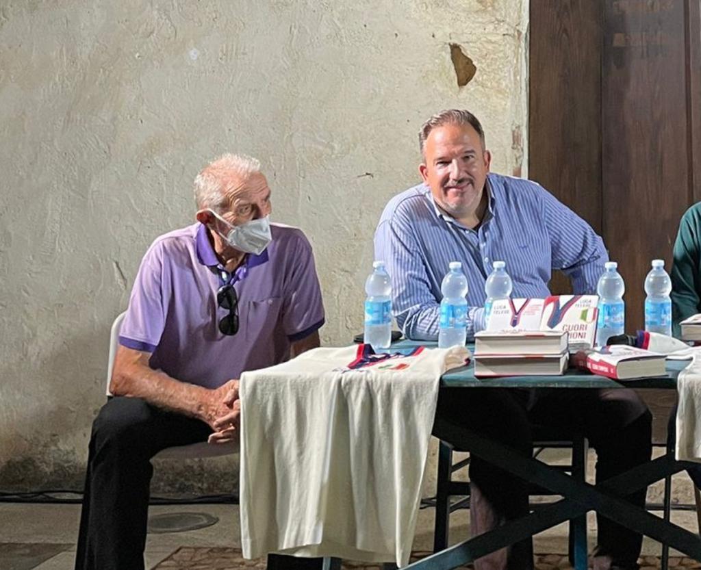 Luca Telese con Giuseppe Tomasini, campione d'Italia nel '70 con il Cagliari, durante una delle presentazioni del suo libro