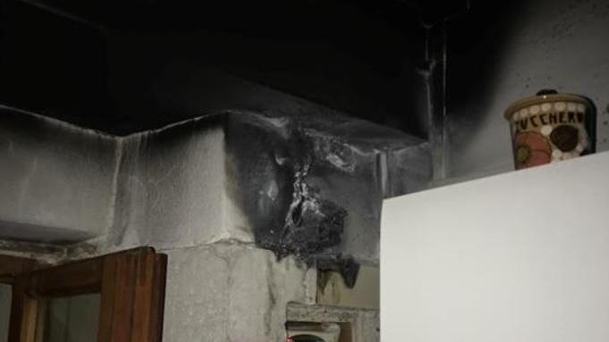 I danni causati dall'incendio nell'abitazione di Scansano