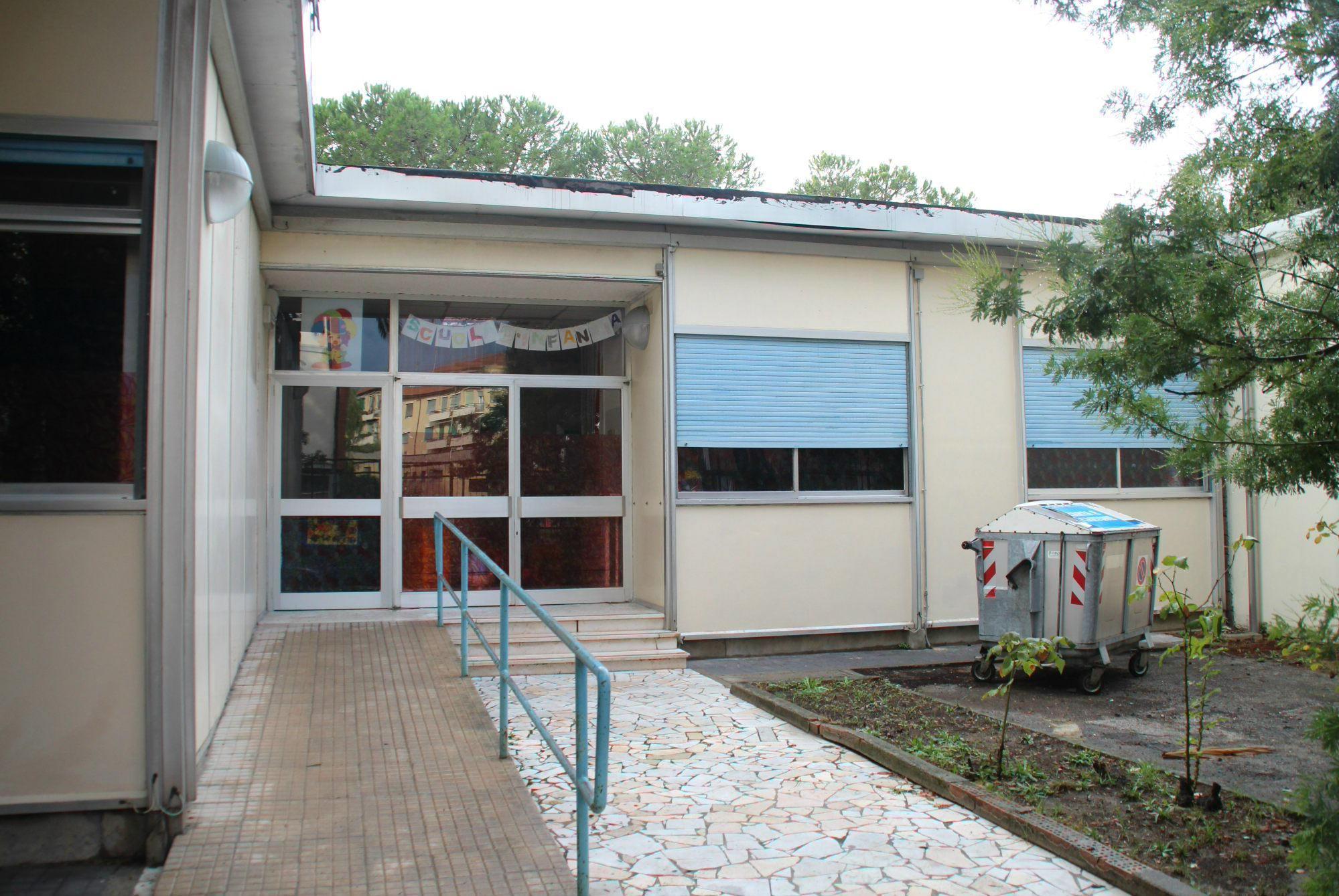 L'ingresso della scuola d'infanzia Cremoni di via Lorenzini (foto d'archivio)