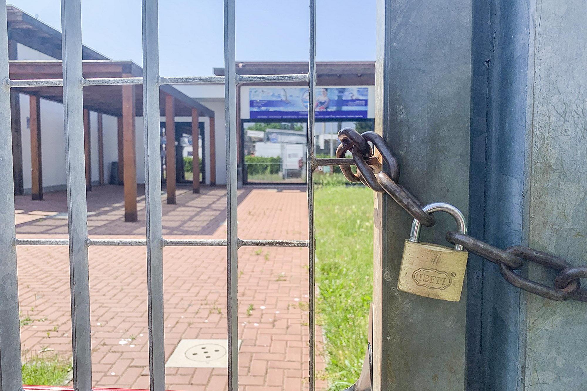 L'ingresso della piscina "Camalich"