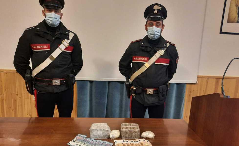 Fermati con coca e hashish fuggono tra i campi: arrestati 