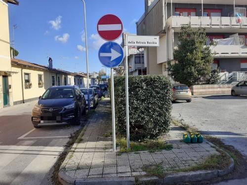 In via delle Vetraia al Varignano pericoli e proteste: «La nuova viabilità è un caos» 