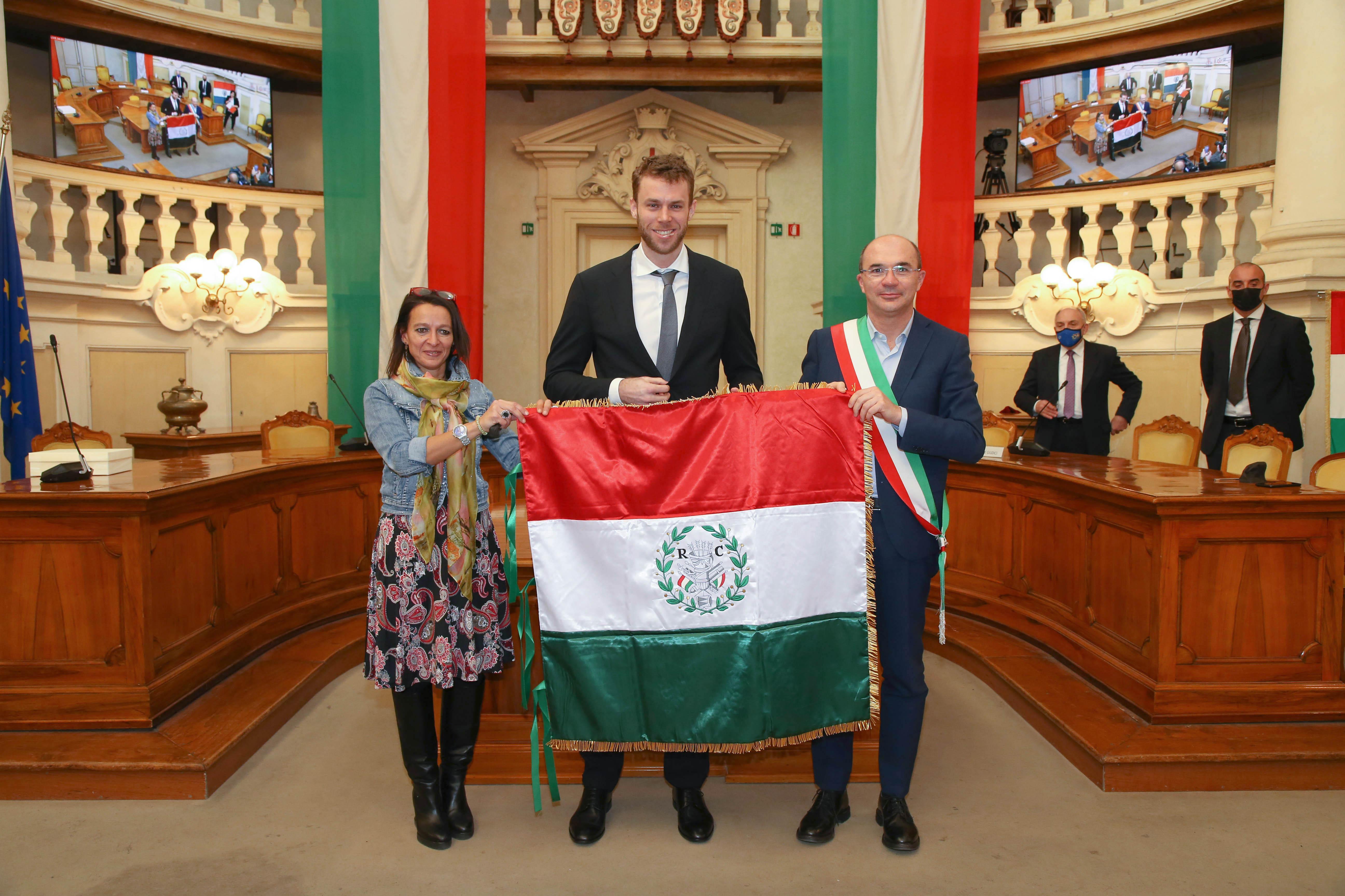 Nicolò Melli riceve il Primo Tricolore dall'assessore Curioni e dal sindaco Vecchi