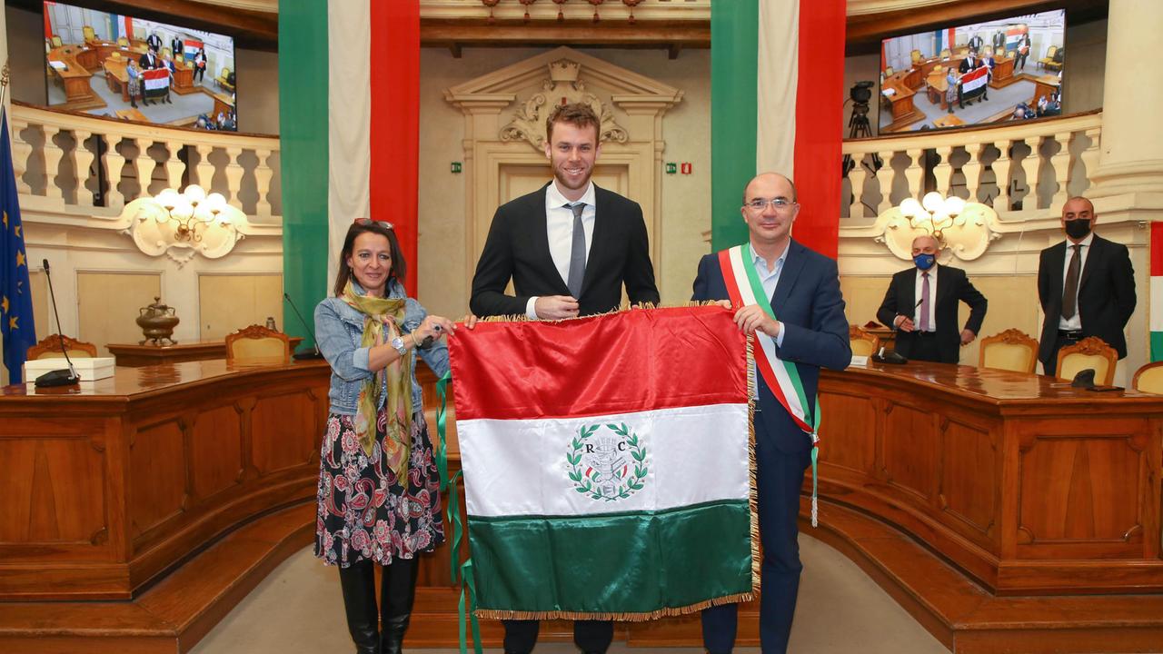 Nicolò Melli riceve il Primo Tricolore dall'assessore Curioni e dal sindaco Vecchi