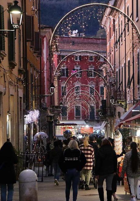 Tempi, eventi e luci Quando il Natale diventa un rebus «Non si lavora così» 