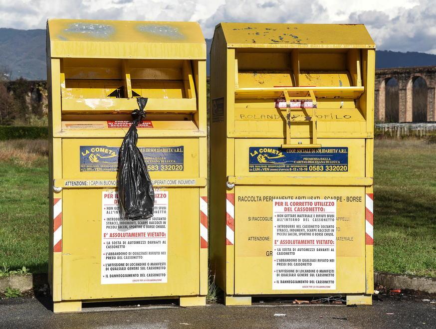 Abiti usati, scoppia il caos intorno ai cassonetti gialli 