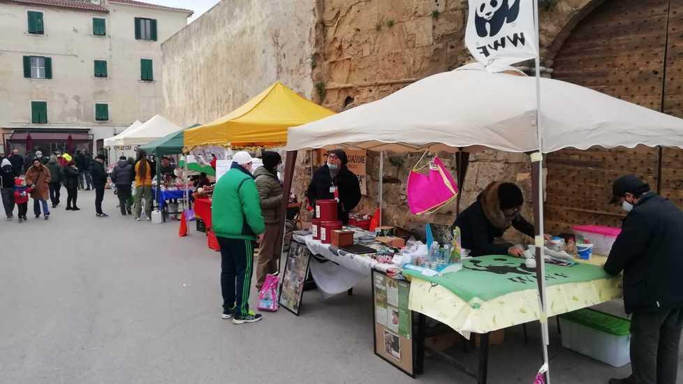 Città invasa dai banchetti delle associazioni