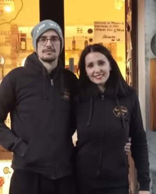 Cliente lascia in negozio una borsa con dei soldi, i titolari la restituiscono