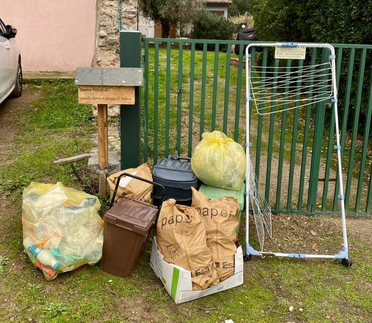 Rifiuti non raccolti da giorni a La Pila
