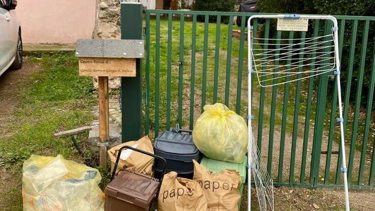 Rifiuti non raccolti da giorni a La Pila