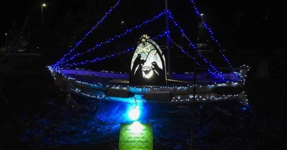 “Dedicato a coloro che nascono sui barconi” Il presepe solidale del condominio Ferrovia