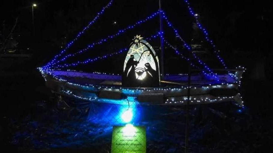 “Dedicato a coloro che nascono sui barconi” Il presepe solidale del condominio Ferrovia